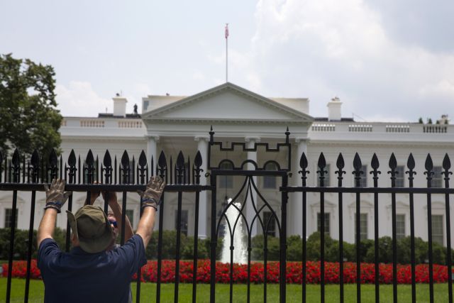 Λευκός Οίκος: Στο συμφέρον όλων να μείνει η Ελλάδα στην Ευρωζώνη